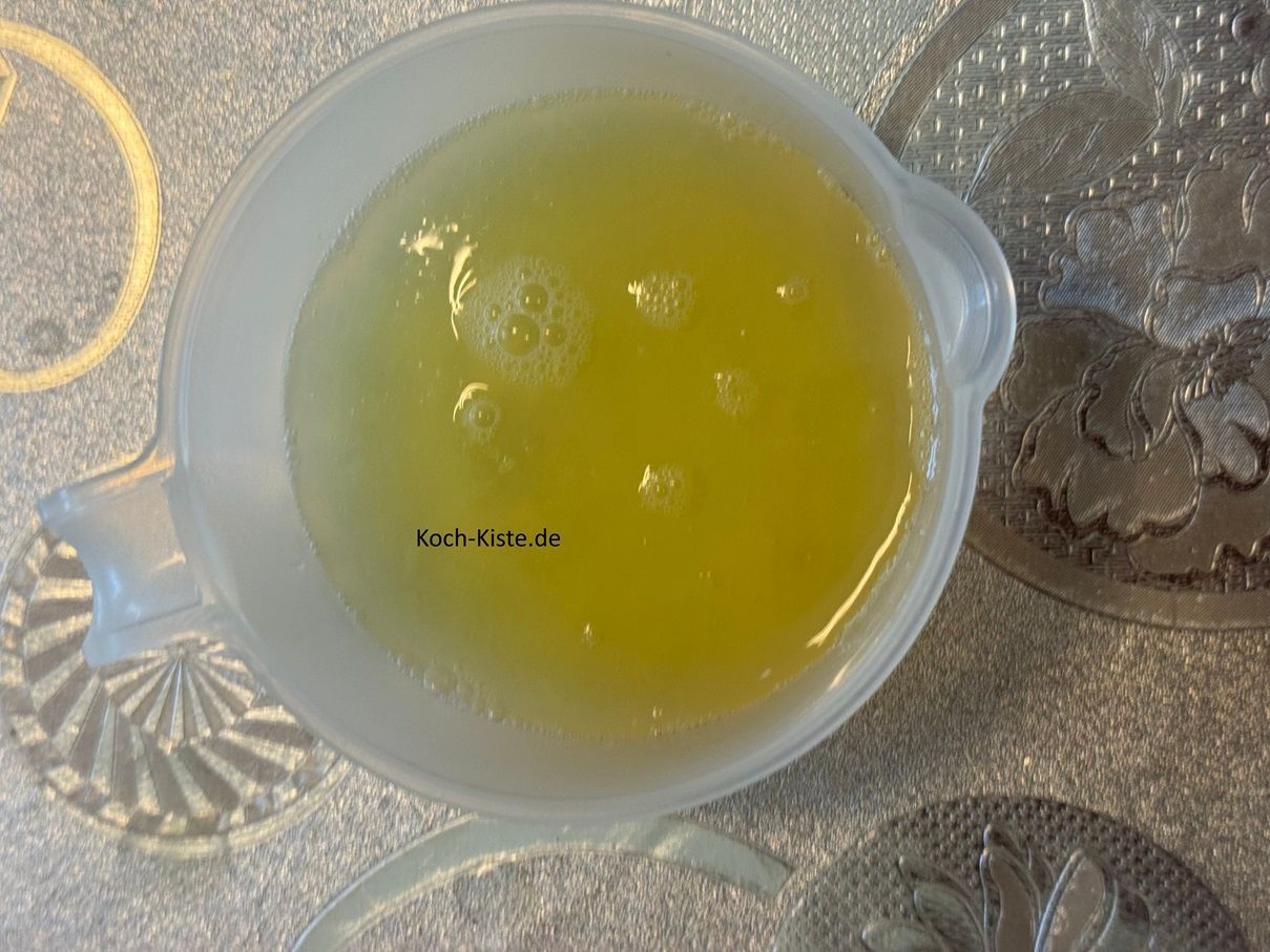 und presse aus beiden Zitronenhälften den Saft aus.