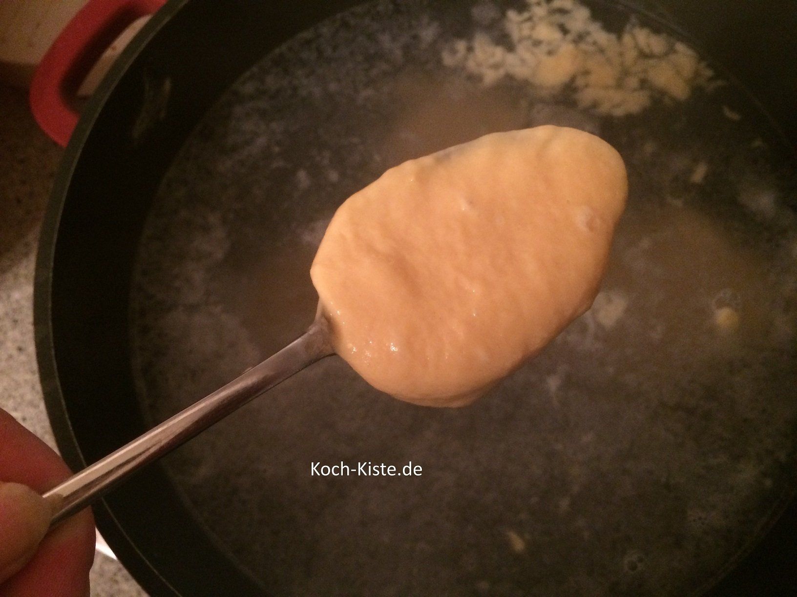 Teig esslöffelweise in das kochende Wasser gebne