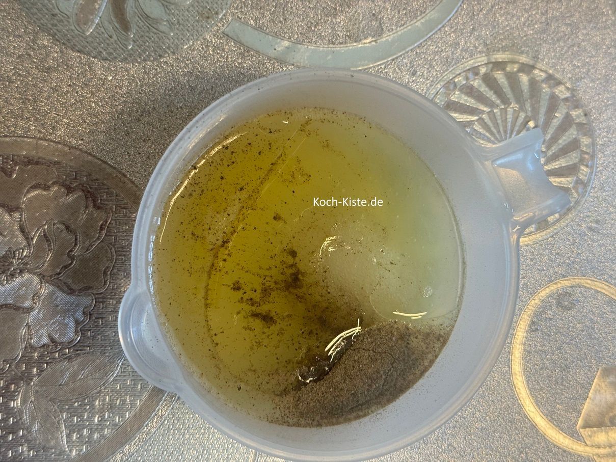 zu den Zitronensaft gebe 3 Esslöffel  Sonnenblumenöl, 1 Esslöffel Wasser, 1/2-3/4 Teelöffel Pfeffer und 1 Esslöffel Zucker - verrühre alles miteinander