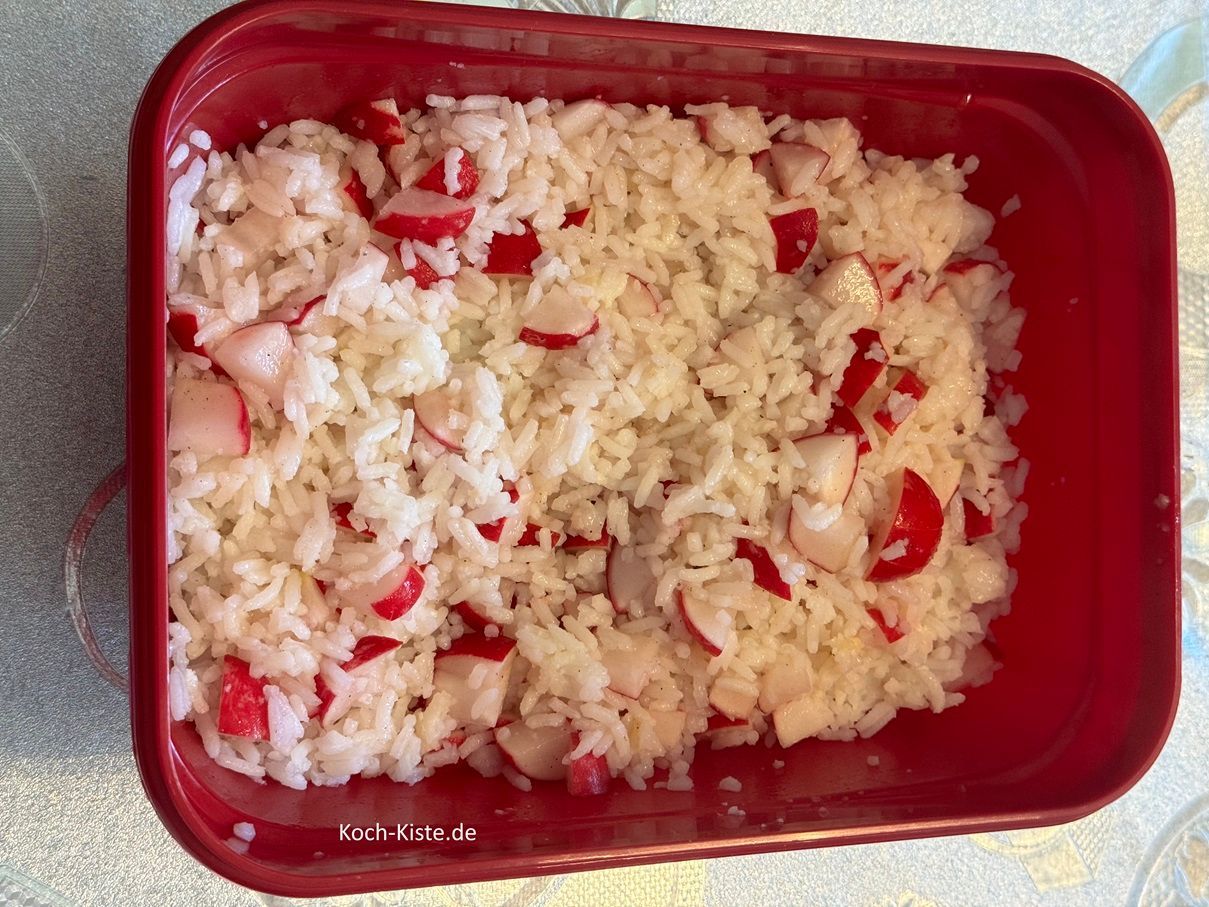gieße die Zitronensaft - Mischung darüber und verrühe den Radieschen-Reis Salat mit dem Salatbesteck. Dann muss der Radieschen -Reis Salat im Kühlschrank mindestens 30 Minuten durch ziehen.
