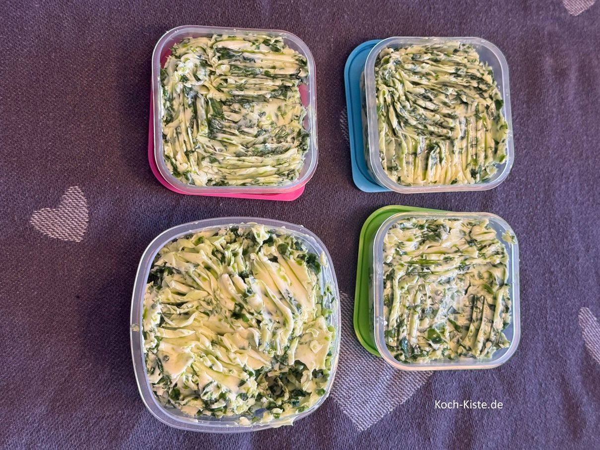 fülle die Bärlauchbutter in Schälchen deiner Wahl und friere sie ein.