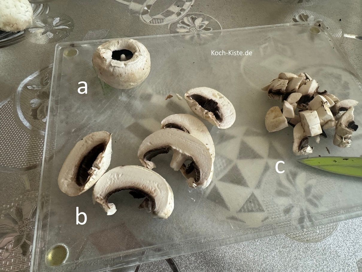 breche beim Champignon den Fuß heraus (a), schneide ihn in Scheiben (b) und dann in kleine Stücke (c)