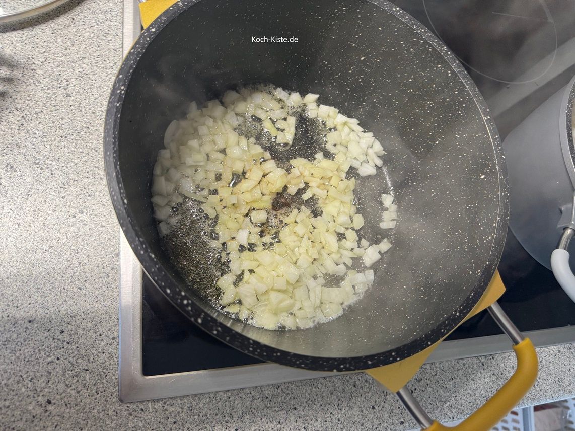 gebe die Zwiebelstücke in die ausgelassene Butter