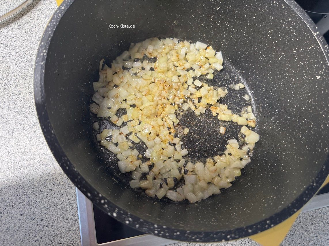 und brate sie glasig an