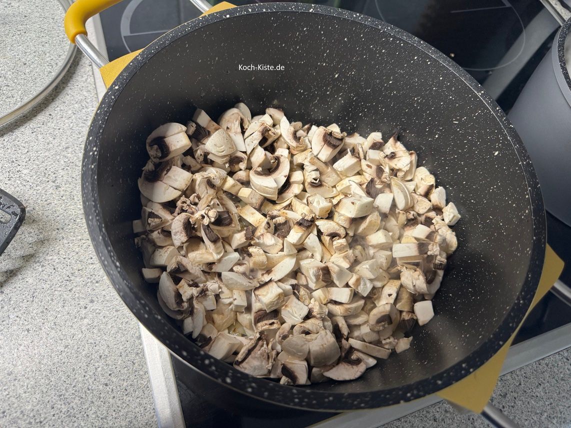 danach gebe die Champignonstücke mit in den Topf