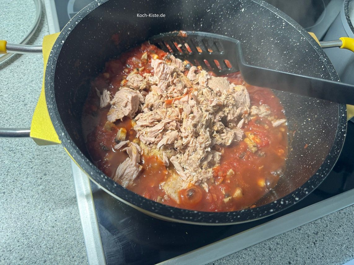als nächstes gebe den Thunfisch mit in den Topf und verrühre alles gleichmäßig