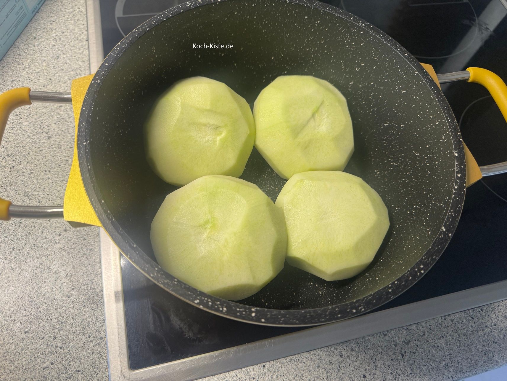 dann gebe sie in einen mittleren Kochtopf, bedecke sie mit Wasaser und bringe alles zum Kochen.