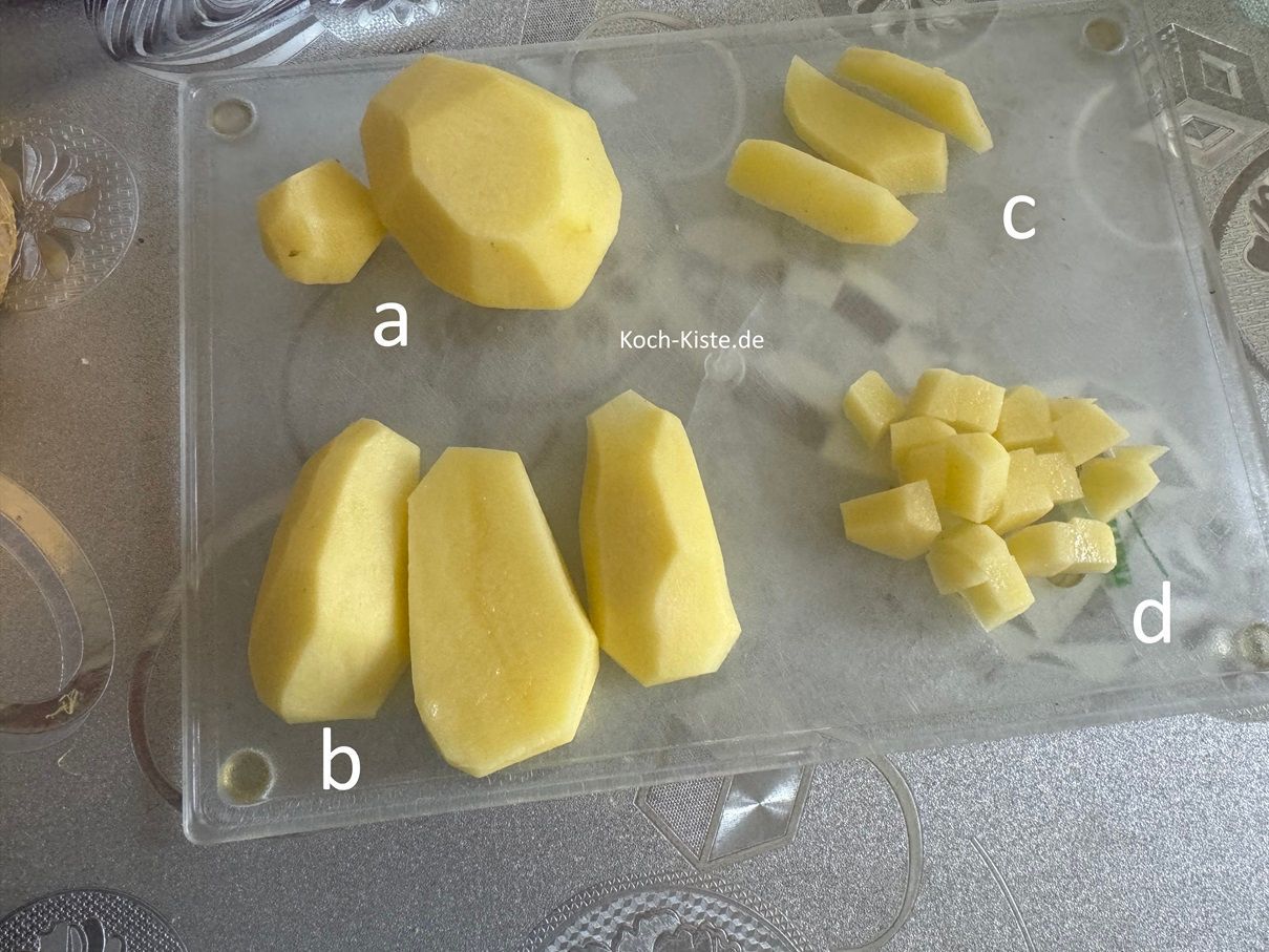 lege die geschälten Kartoffeln nacheinander auf das Schneidebrett (a), schneide sie in Scheiben (b), dann in Streifen (c) und zum Schluss in kleine Stücke (d)