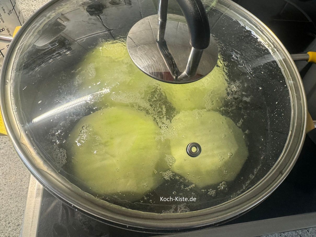 mittlerweile müsste der Kohlrabi kochen, reduziere die Temperatur etwas und lasse den Kohlrabi 20 bis 2 5 Minuten weich kochen.