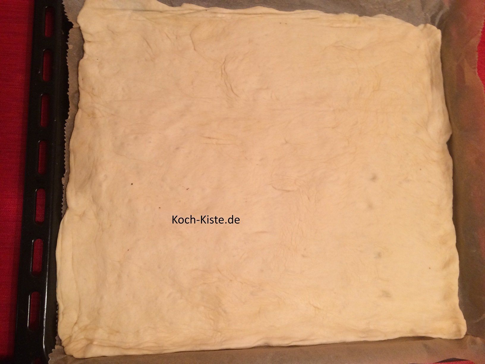 ausgerollter Teig auf dem Backblech