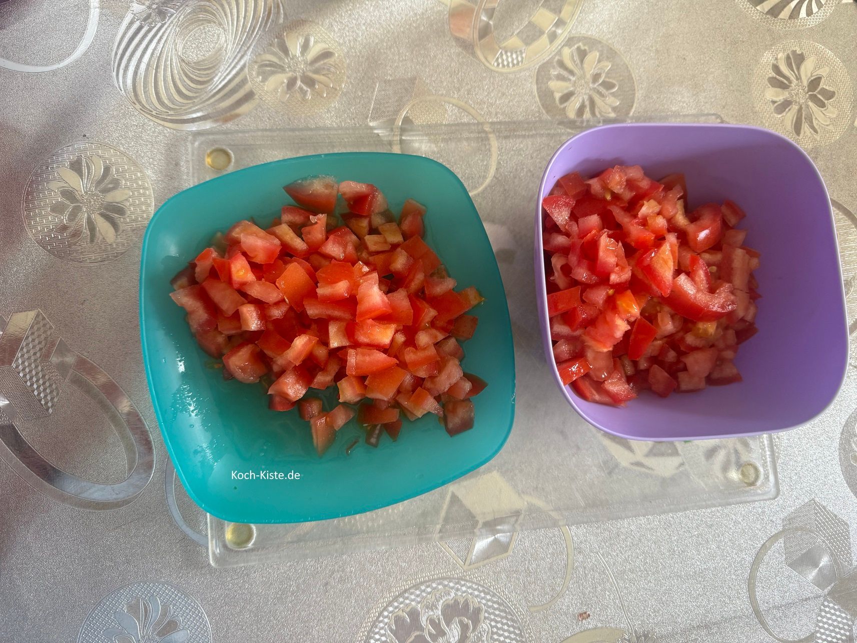 gebe je 2 klein geschnittene Tomaten in ein Gefäß