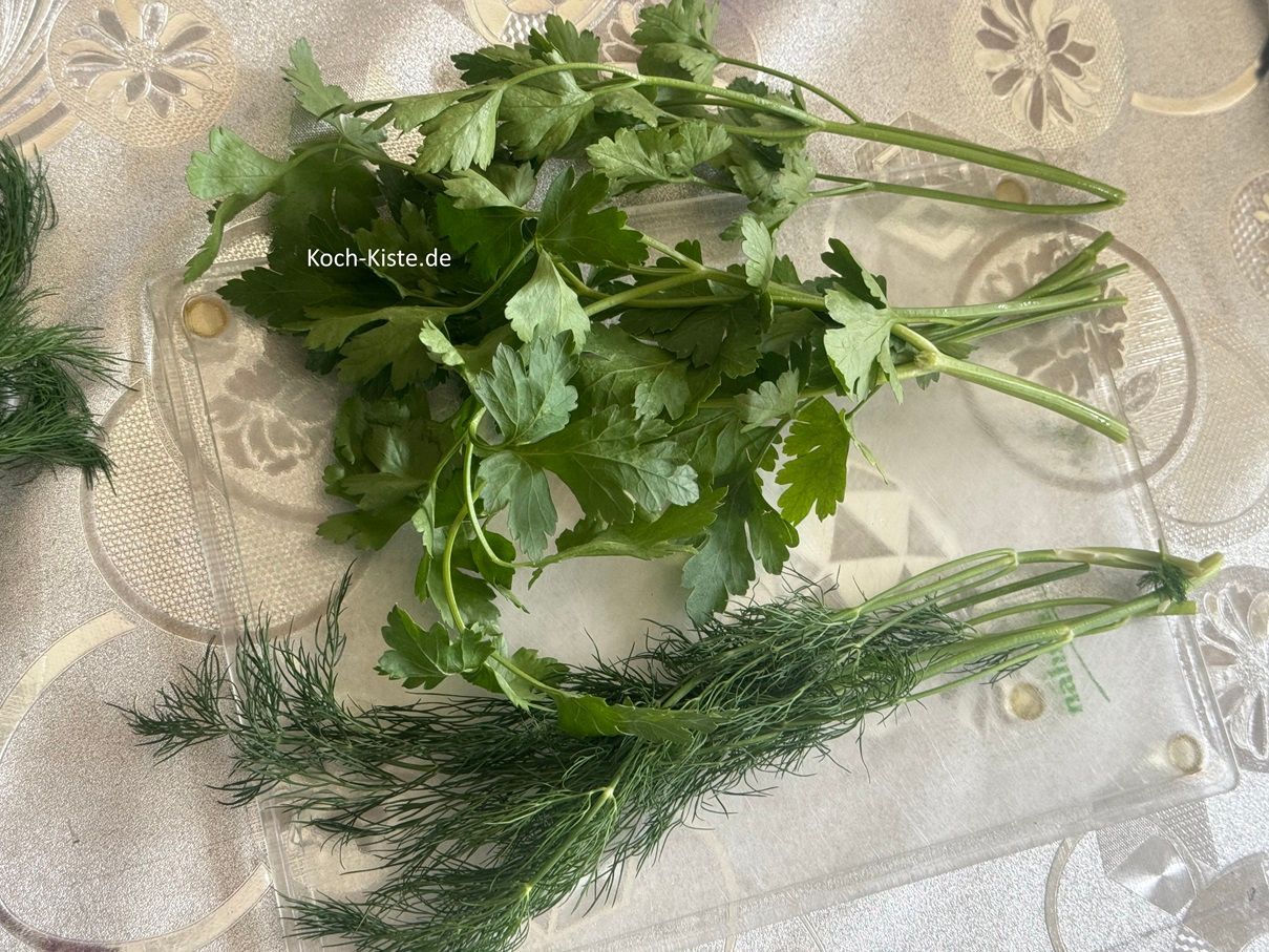 nehme Dir 1/2 Bund Petersilie und 1/4 Bund Dill, spüle sie unter kaltem, fließendem Wasser ab und schüttel sie trocken.