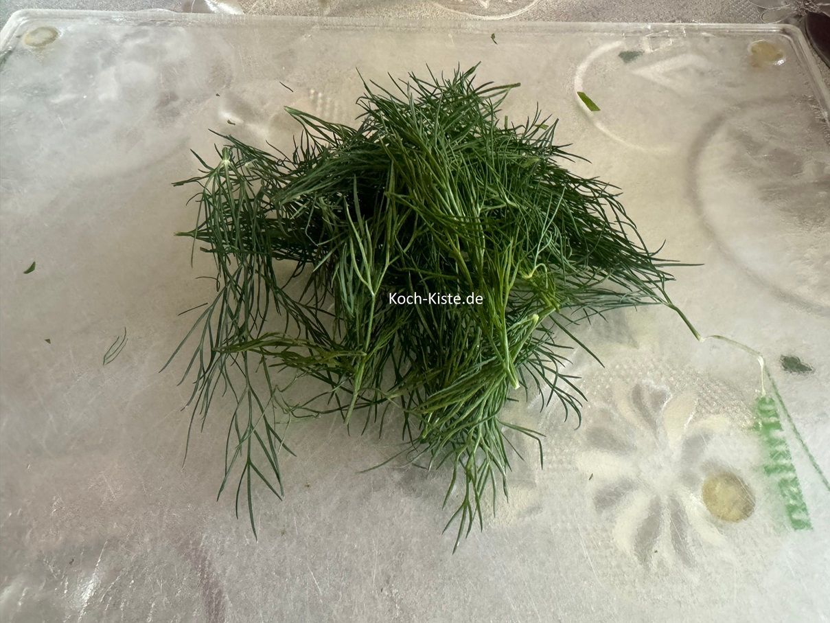jetzt ist der Dill drann, zupfe die Dillblätter ab