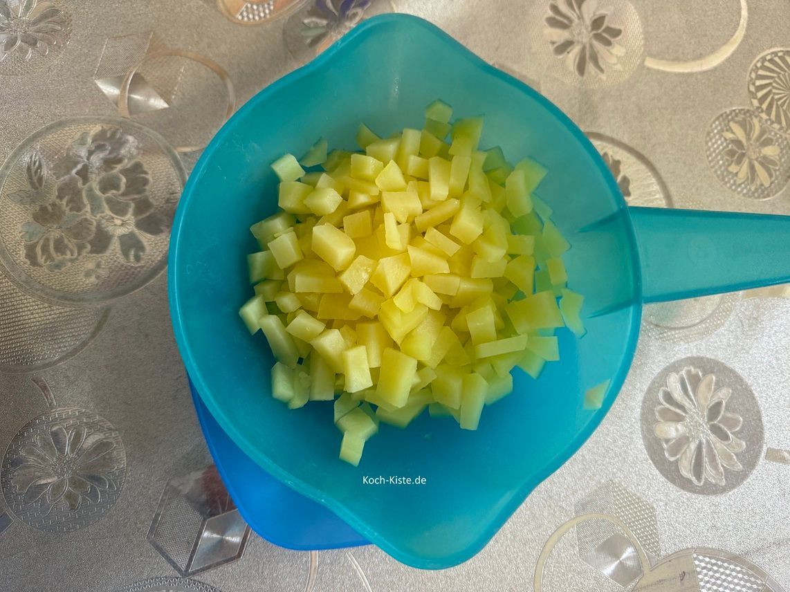 gieße die Kartoffelstücke über ein Sieb ab und lasse sie abtropfen