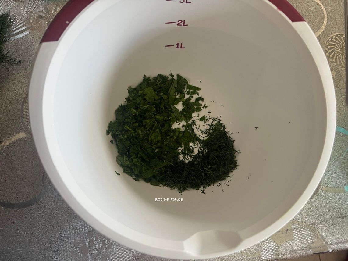 gebe den gehackten Dill mit in die Rührschüssel
