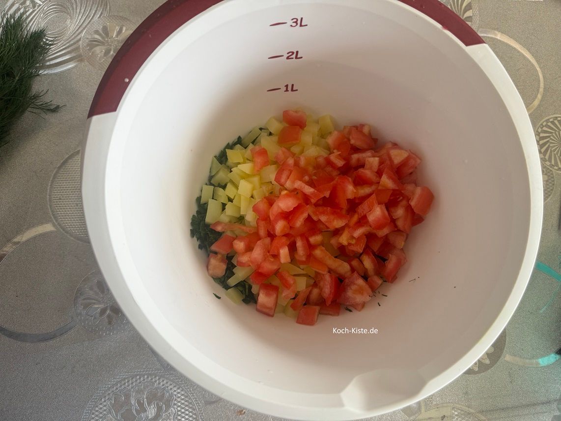 als nächstes kommen die Tomatenstücke einer Schüssel ( von 2 Tomaten) mit in die Rührschüssel