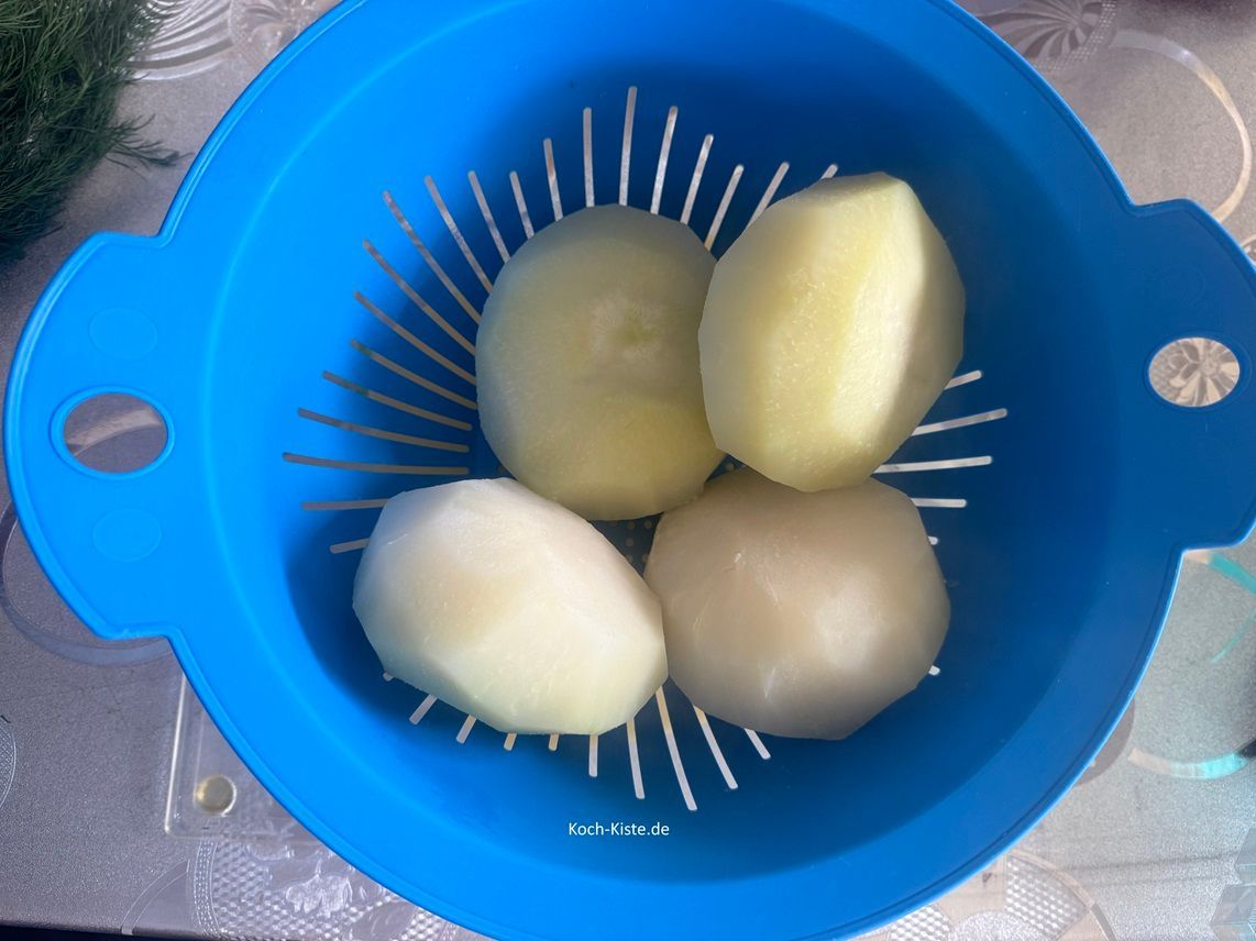 hebe mit einer Schaumkelle die Kohlrabi aus den Kochtopf in ein Küchensieb, wo sie abtrofpen und etwas abkühlen müssen.