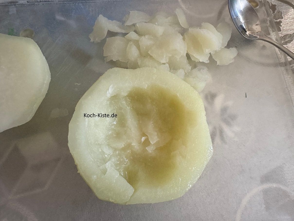dann muss der Kohlrabi ausgehölt werden. Das kannst Du mit einem Teelöffel oder mit einem kleinen Küchenmesser machen. Aber Vorsichtig das der Kohlrabi dabei nicht bricht .