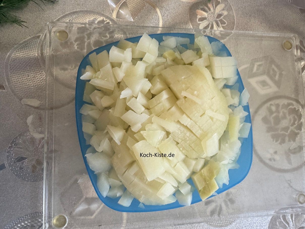 schneide die Kohlrabideckel und das Kohlrabifleisch vom aushöhlen - klein