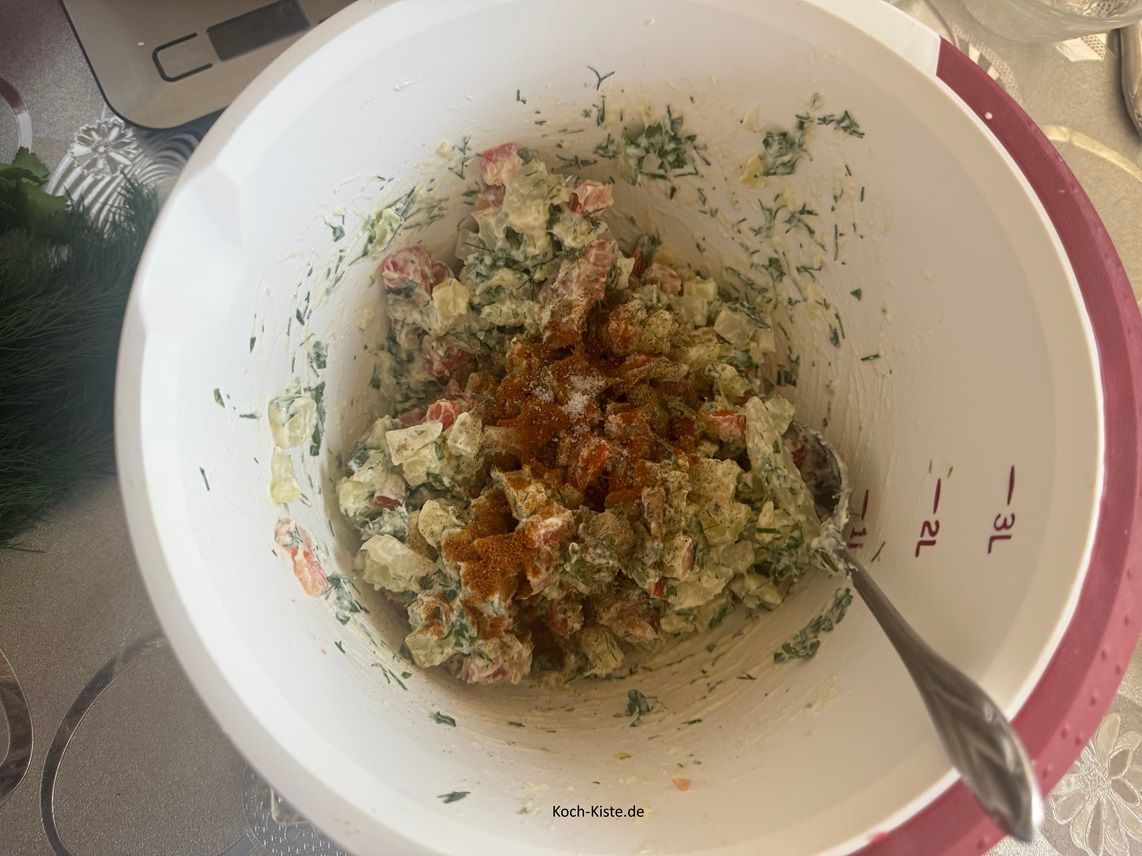 den Cayennepfeffer und das Tomatensalz. Verrühre alles gut miteinander.