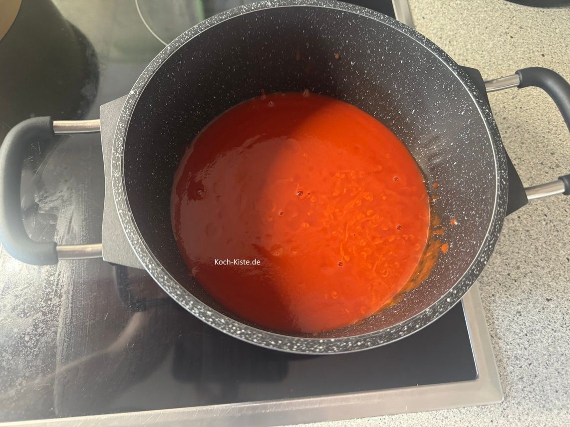 fülle die passierten Tomaten in einen kleinen Topf