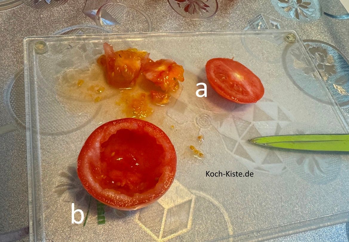 nun nimmst Du immer eine Tomaten nach der anderen und schneidest oben eine Scheibe ab . Danach wird mit einem scharfen Gemüsemesser das Tomatenfleisch heraus geschnitten - die Tomate ausgehöhlt