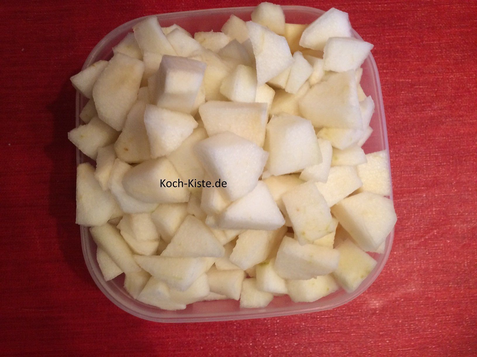 Obst schälen, entkernen und klein würfeln