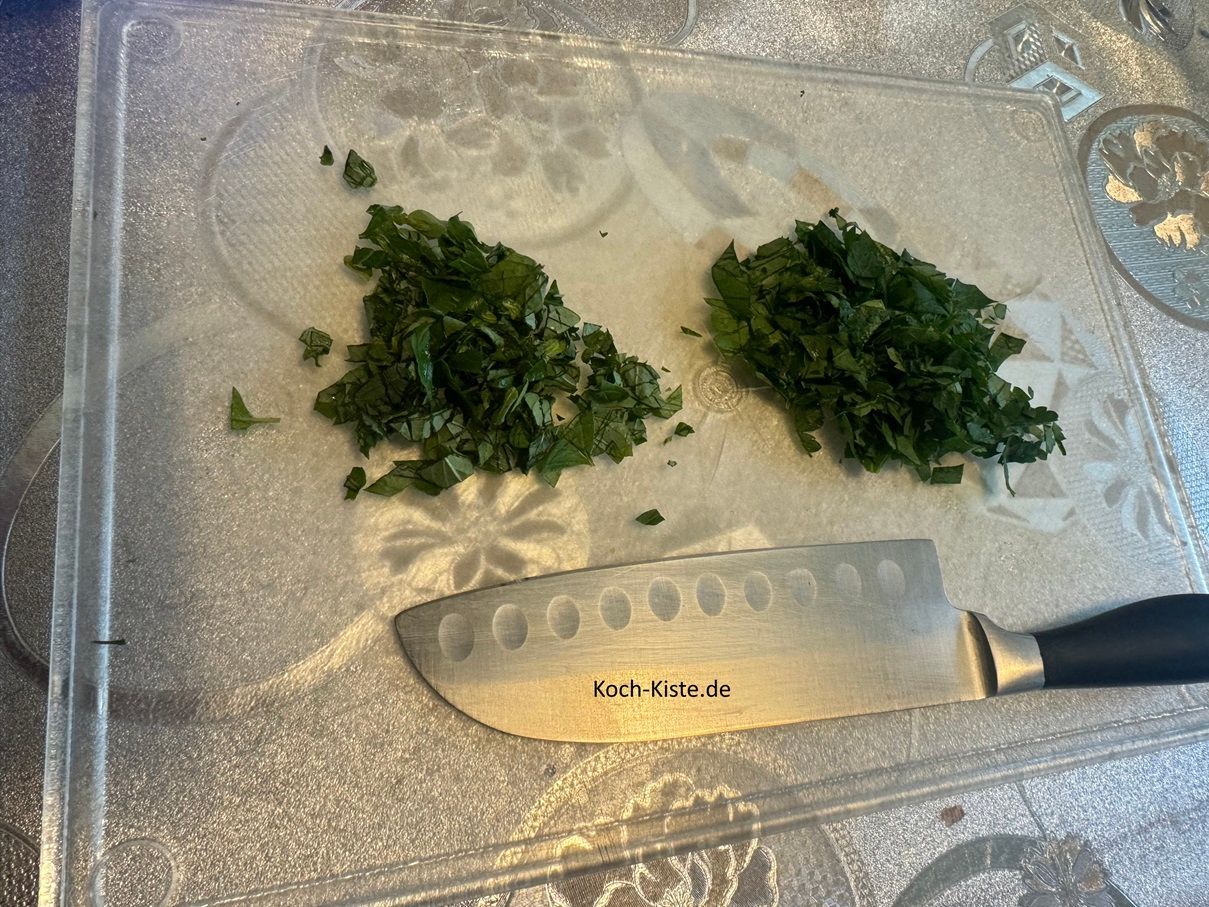 hacke den Oregano und die Petersilie klein