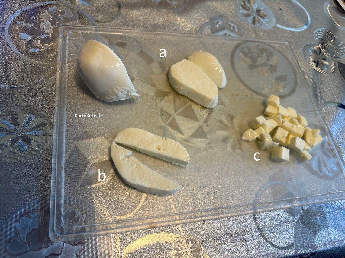 lege den Mozzarella auf das Schneidebrett und schneide ihn erst in Scheiben (a) , in Streifen (b) und dann in kleine Stücke ( c)