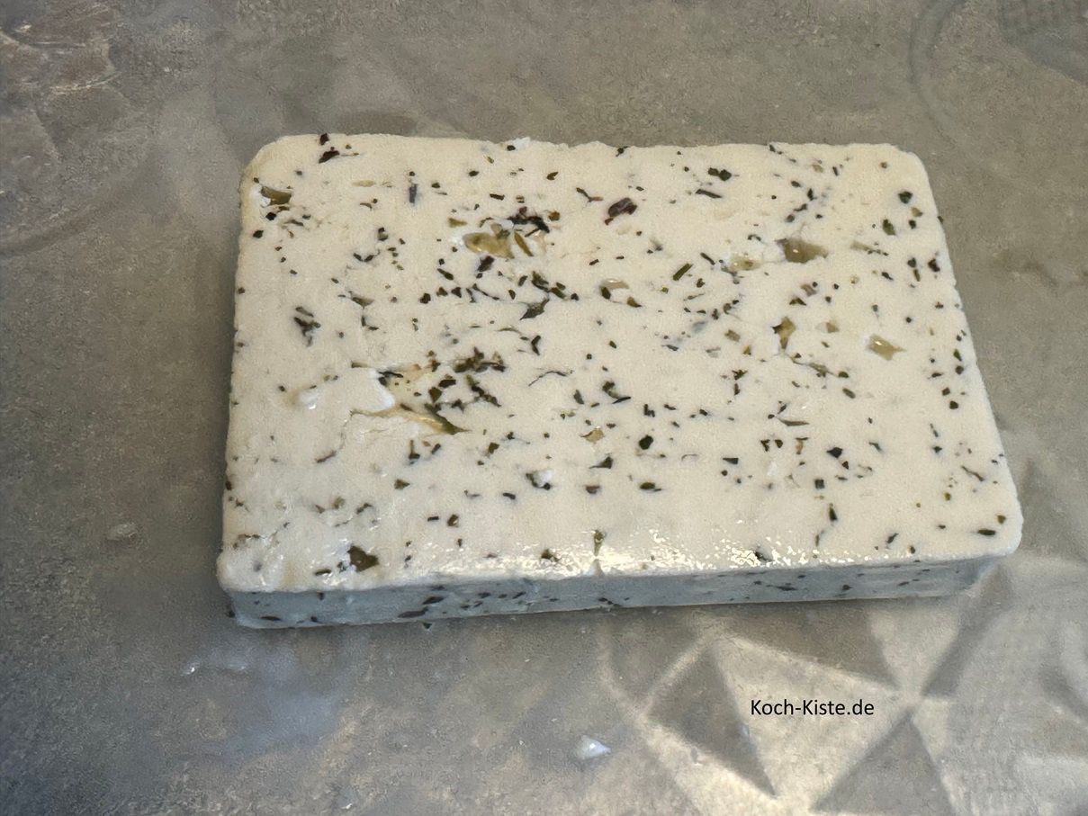 Öffne die Käsepackung, lasse das Wasser ablaufen und lege den Balkankäse ( Feta ähnlicher aus Kuhmilch) und lege ihn auf das Schneidebrett