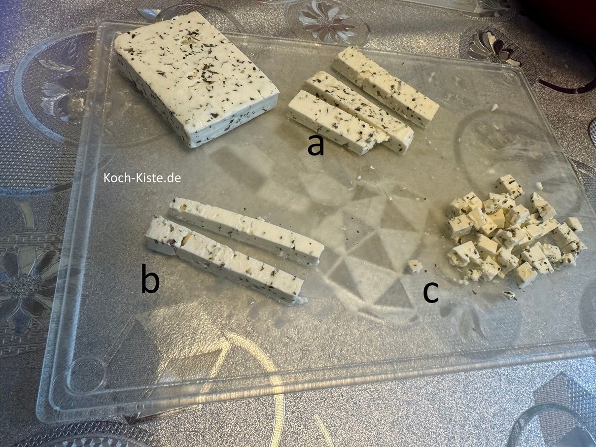 jetzt schneide ihn erst in Scheiben (a) in Streifen (b) und dann in kleine Stücke (c)