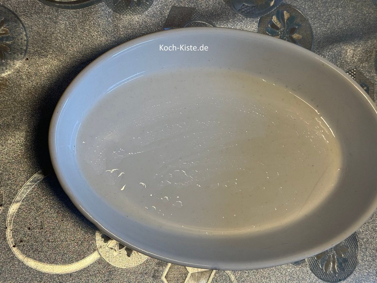 verteile mit einem Silikonpinsel 1 Esslöffel Sonnenblumenöl in der Auflaufform