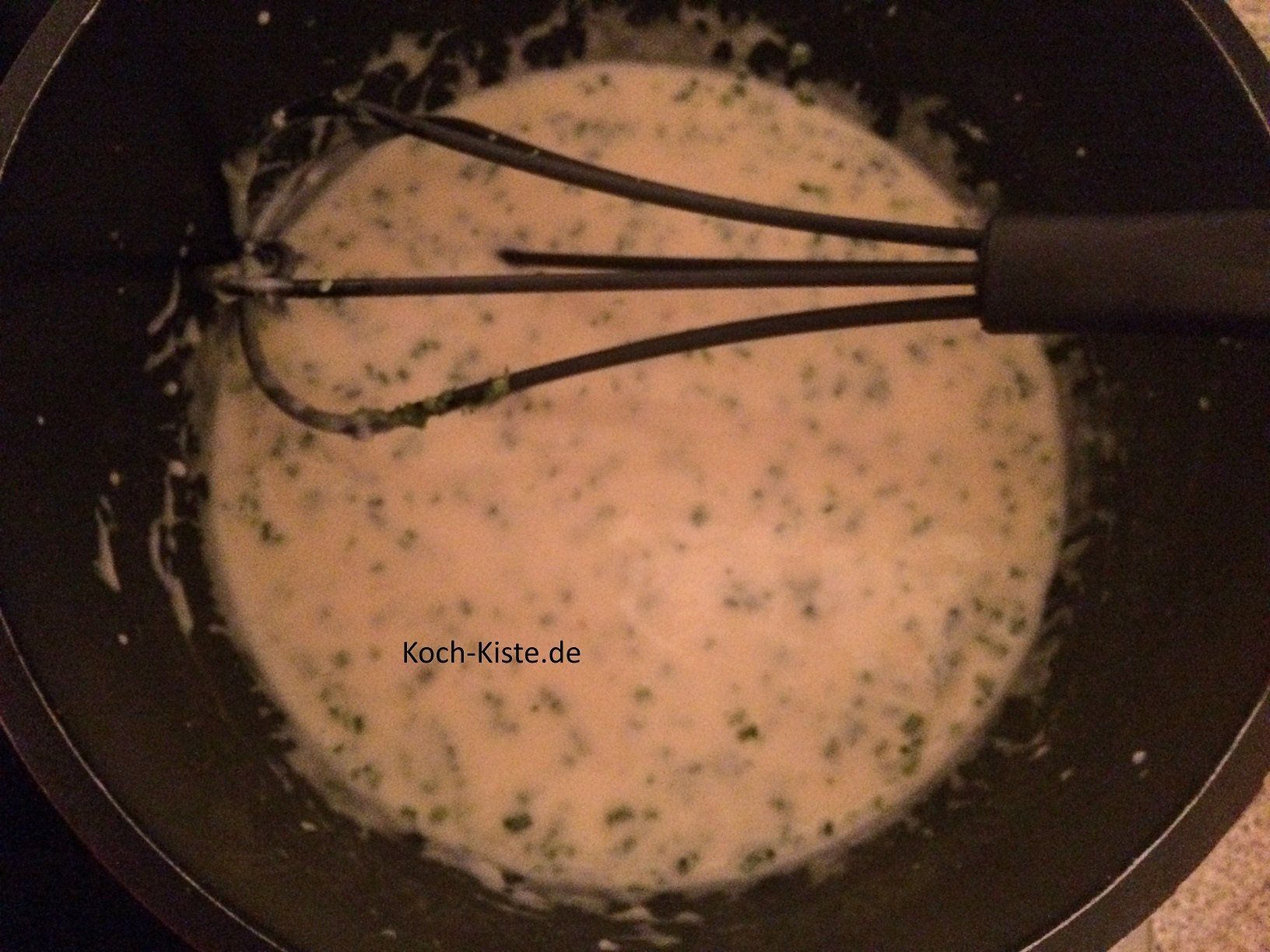 mit Sahne und Kondensmilch köcheln bis die Butter und der Cambert geschmolzen sind