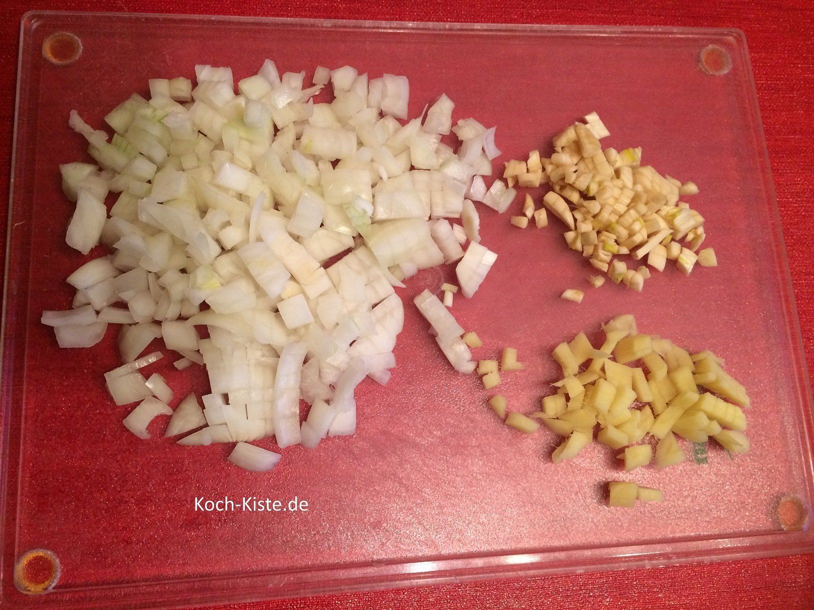 Zwiebel, Knobi und Ingwer klein gewürfelt