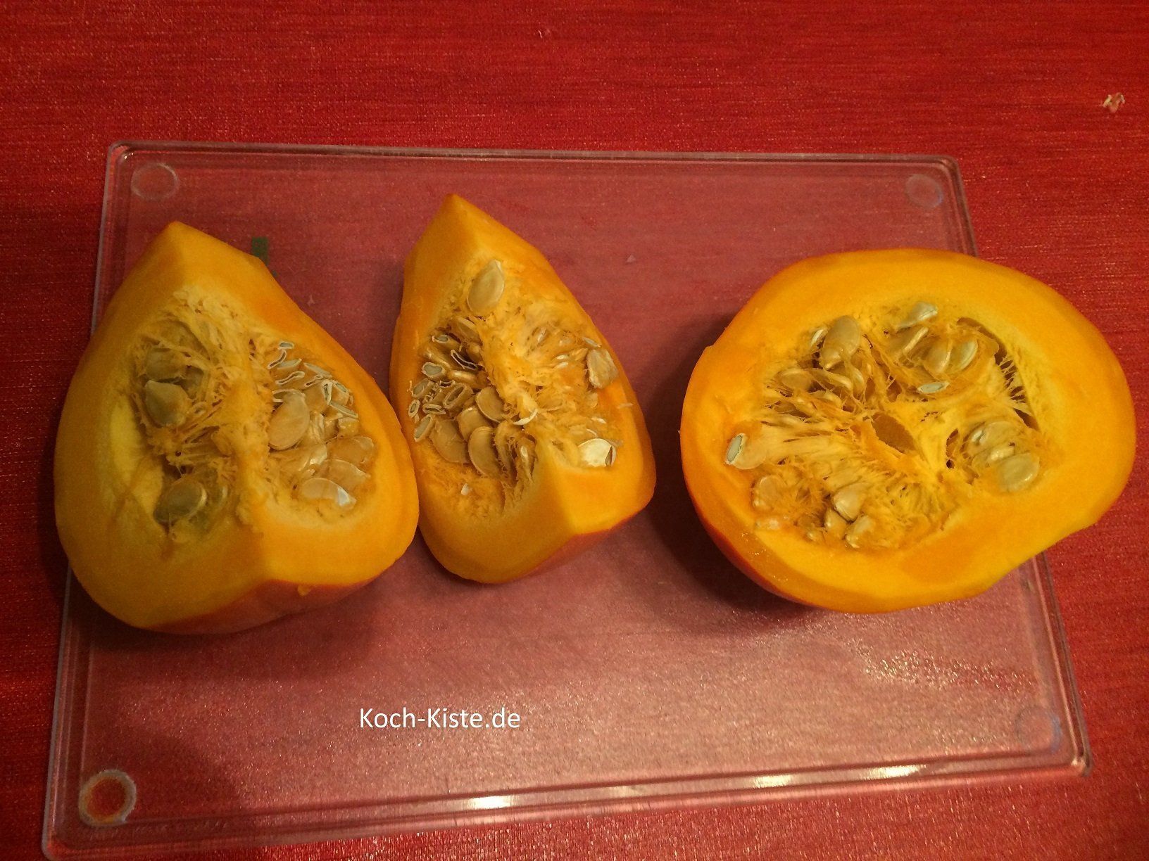 Kürbis halbieren, vierteln und entkernen