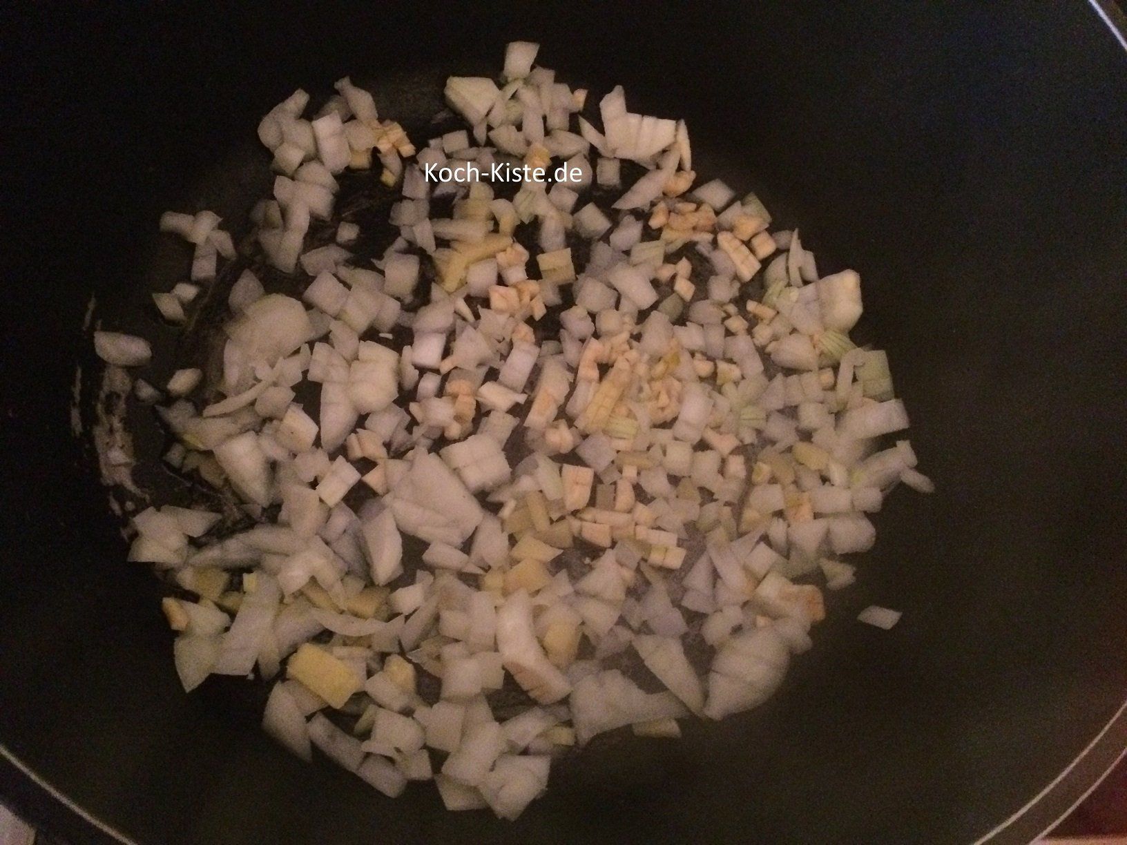 Zwiebel, Knobi und Ingwer andünsten