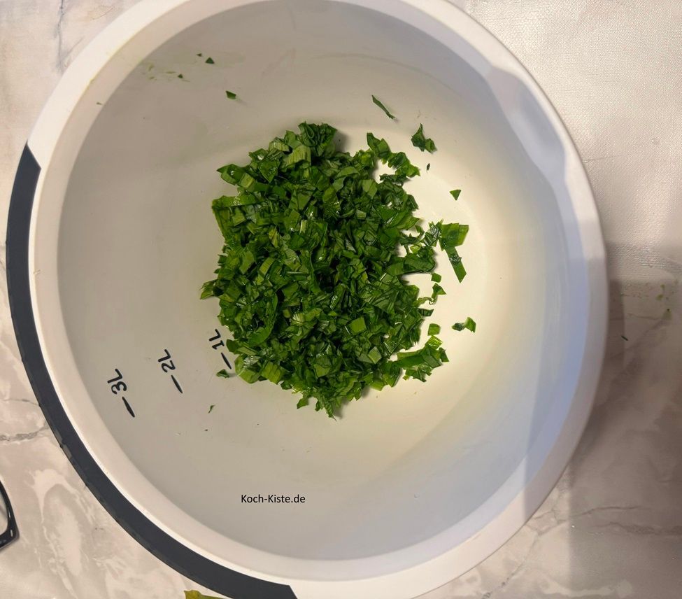 gebe den Bärlauch in die Rührschüssel