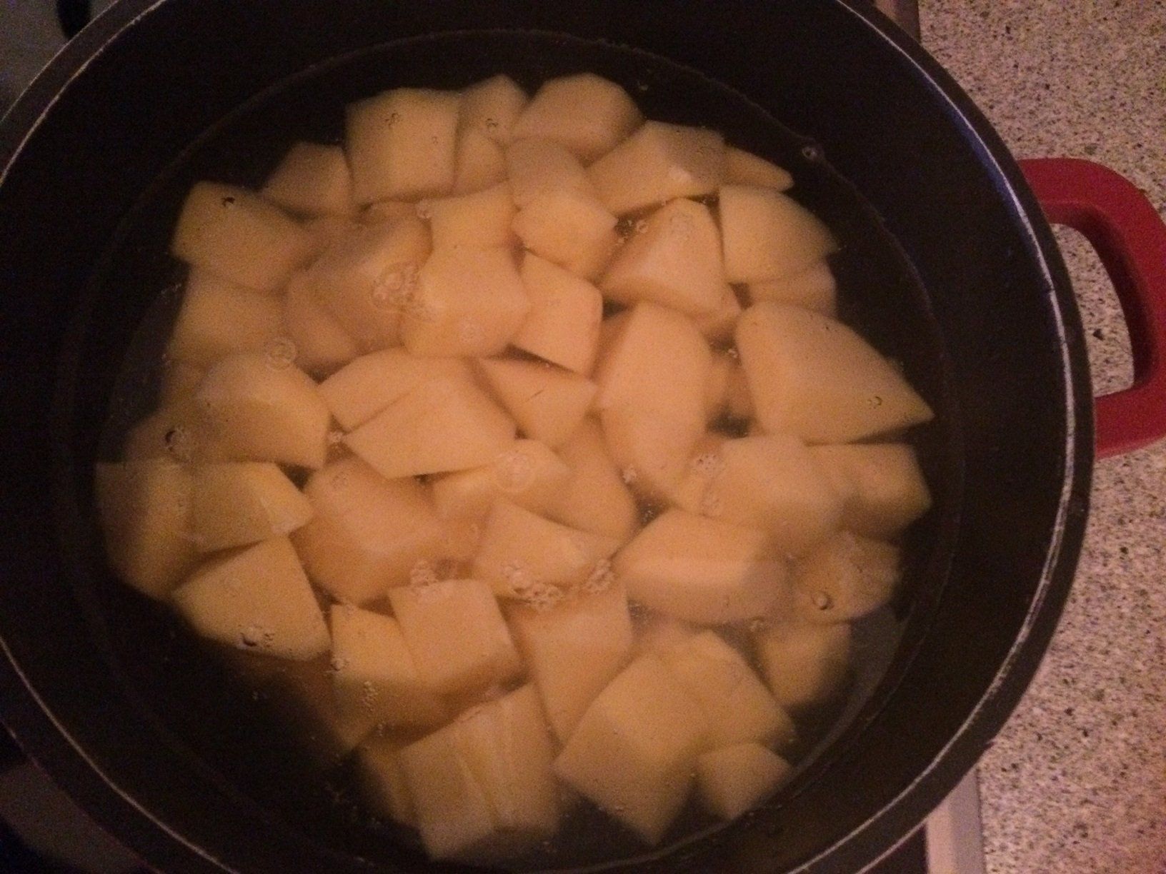 Kartoffeln bearbeiten und zum Kochen bringen