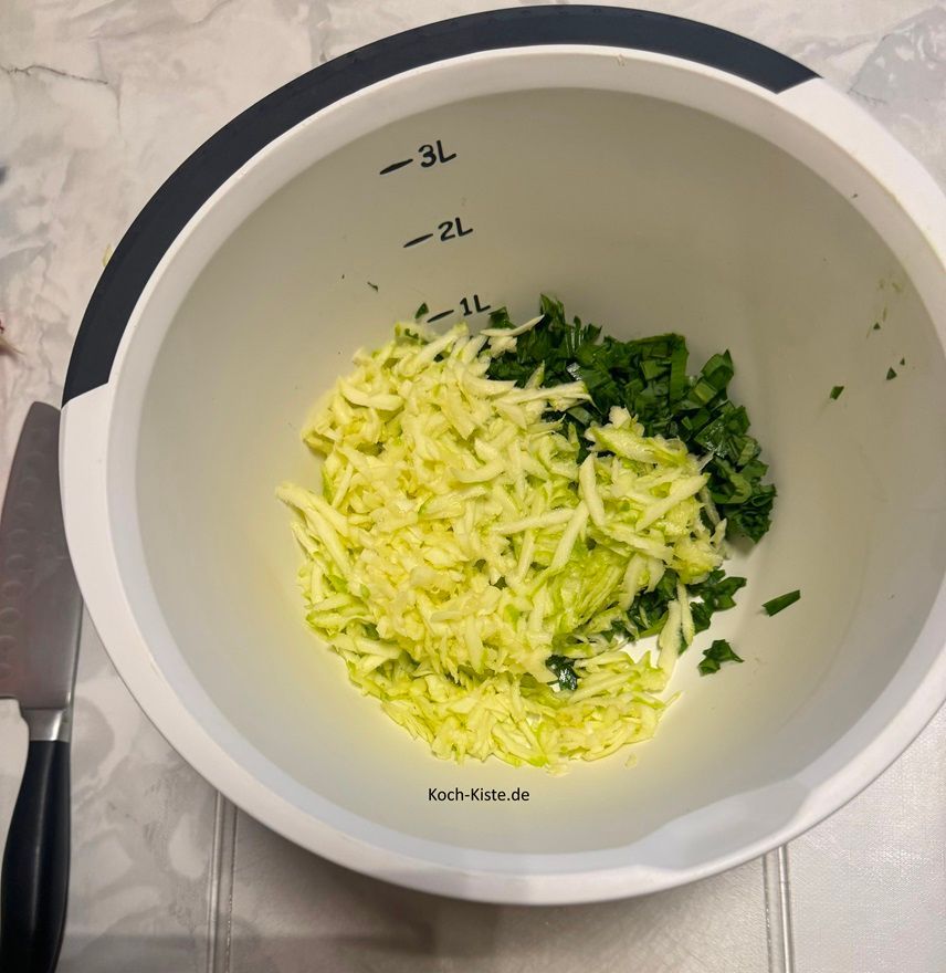 zum Schluss gebe die Zucchini Raspel mit in die Rührschüssel