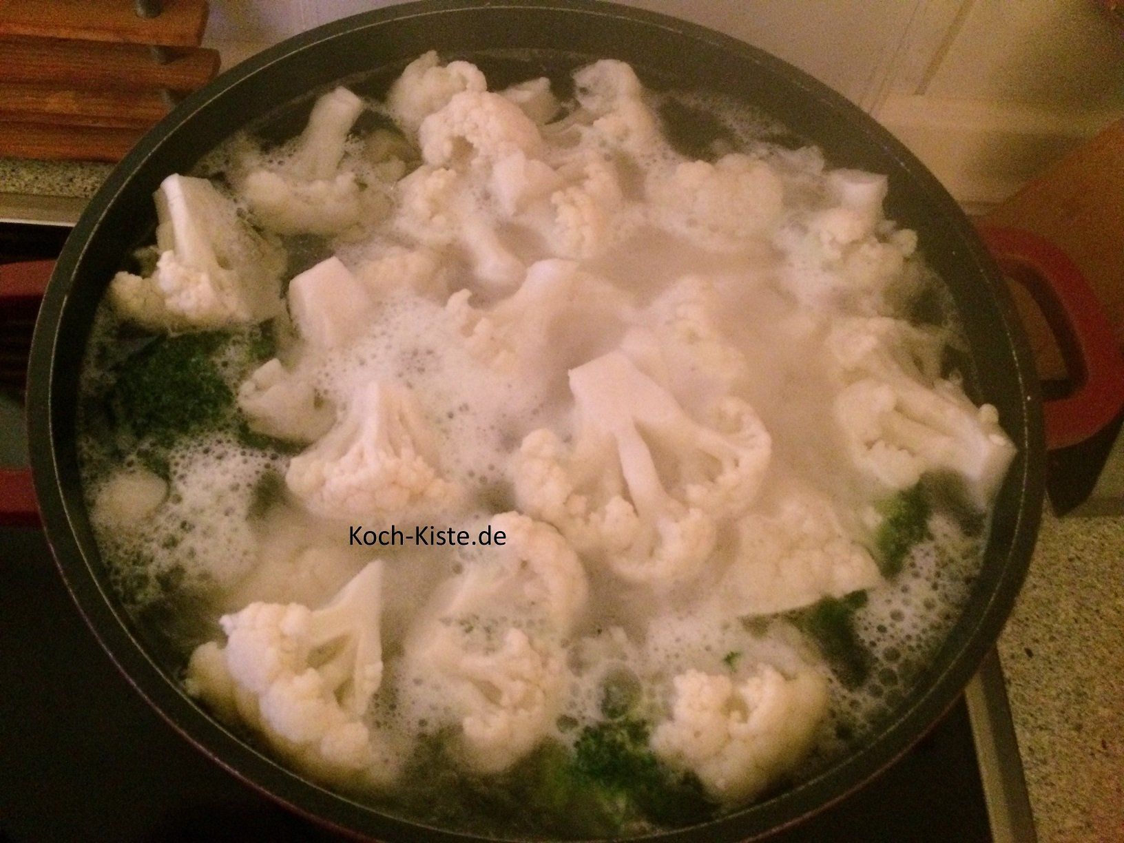 Blumenkohl und Brokkoli bearbeiten und zum Kochen zum Kochen bringen