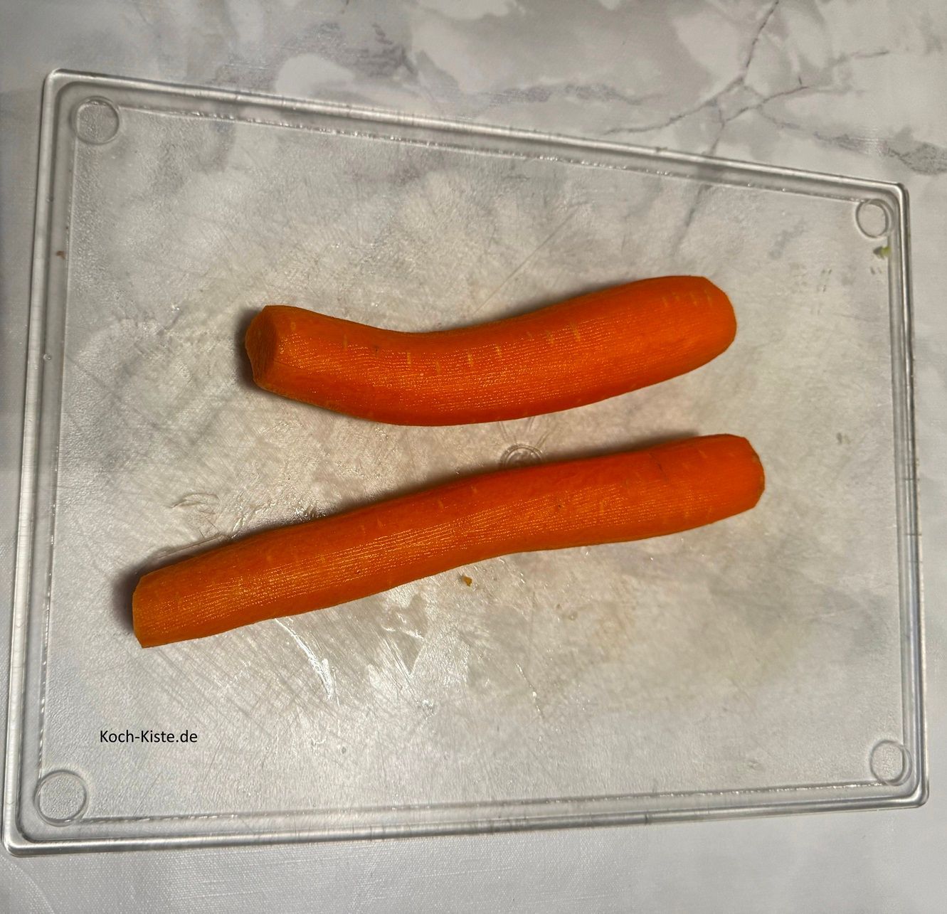 schäle die Wurzeln mit dem Sparschäler