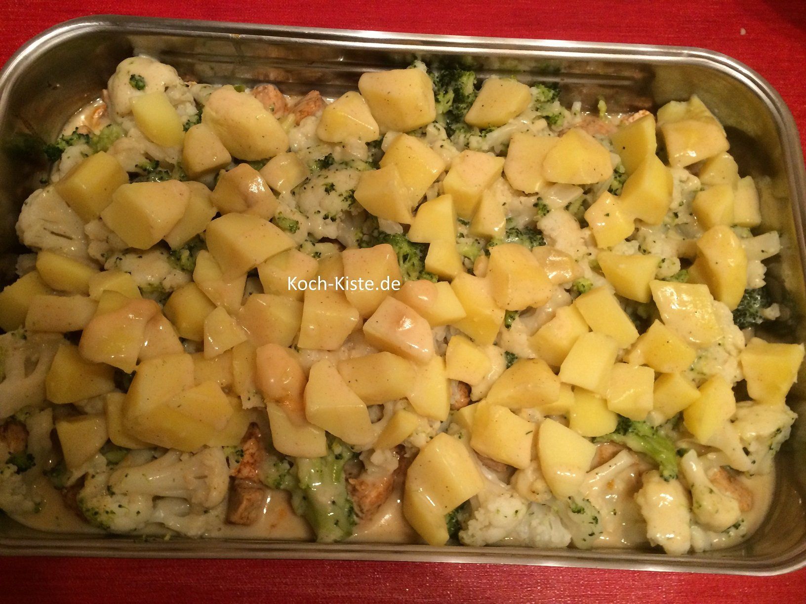 Soße über den Auflauf gießen