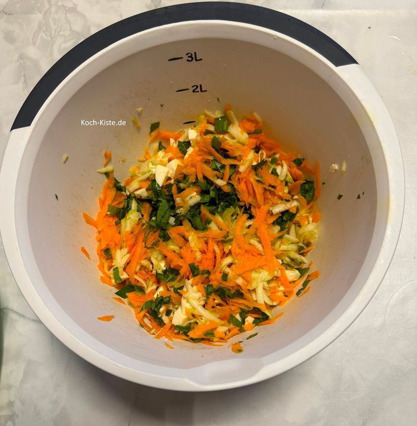 gebe die Mozzarellastücke mit in die Rührschüssel und verrühre alles miteinander