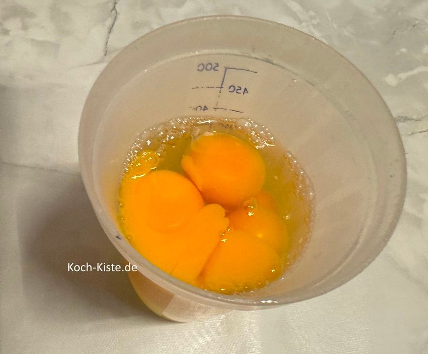 gebe die 8 Eier in einen Messbecher und verquirle sie mit einer Gabel