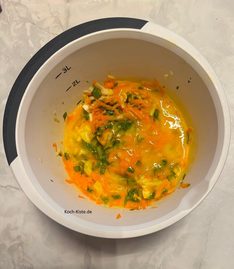 danach gieße die Eier mit in die Rührschüssel