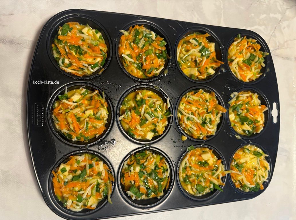 nun verteile die Füllmasse gleichmäßig in die Muffinform- Mulden und schiebe die Muffinform in die mittlere Schniene deines Backofens. Backe die Bärlauch Ei Muffin für 25 Minuten bei 180 Grad