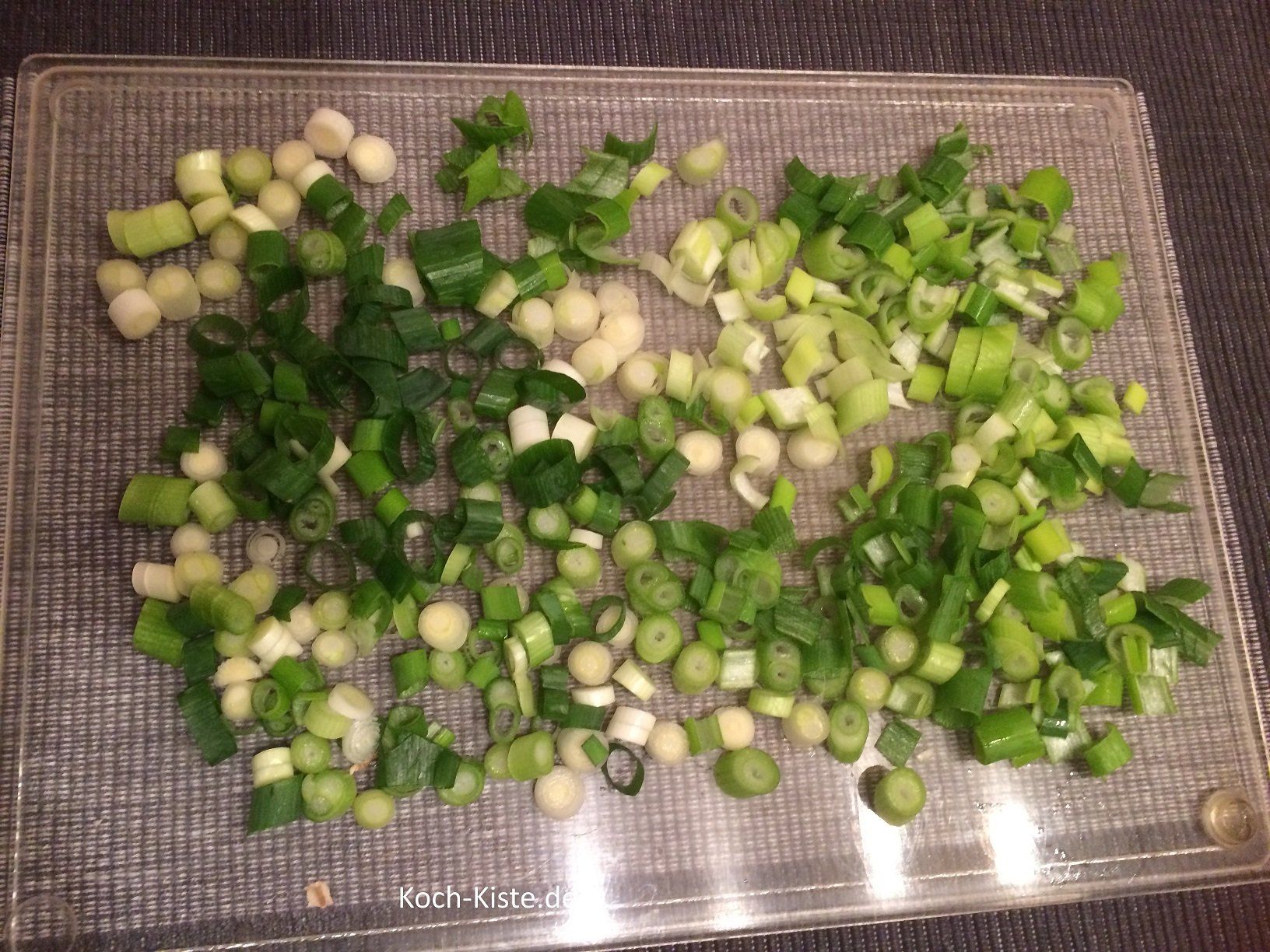 Lauchzwiebeln in Ringe schneiden