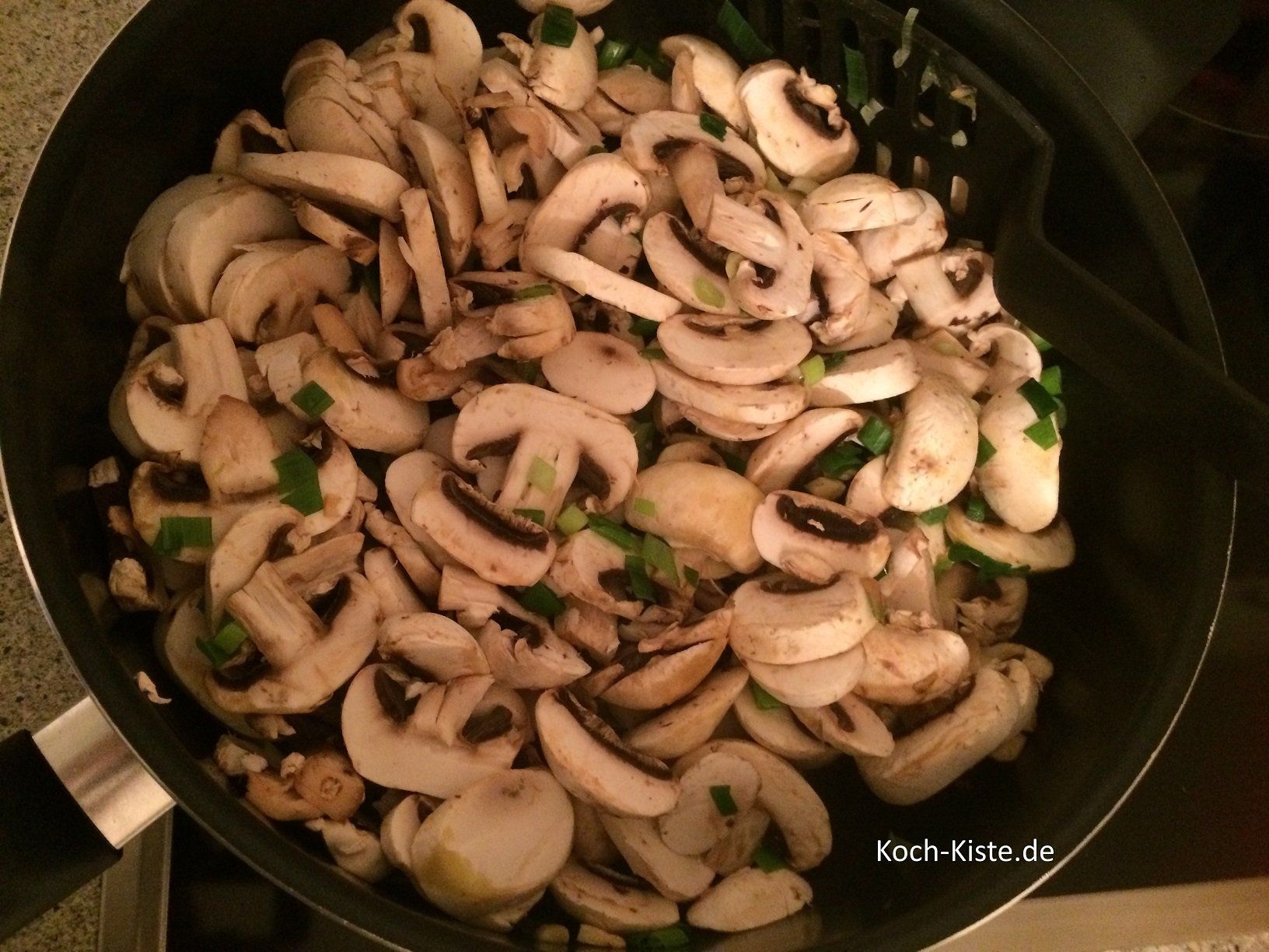 Champingonscheiben dazu geben und braten