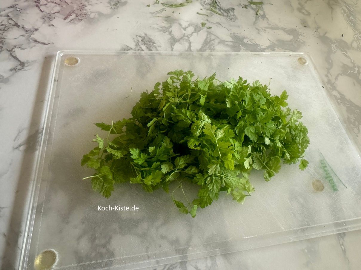 und zupfe die Kerbelblätter ab - die Stiele kannst Du entsorgen.