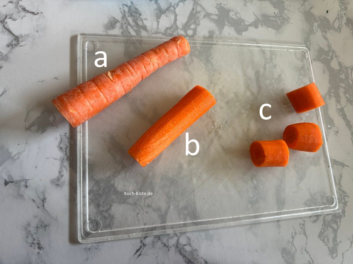 lege die Wurzeln auf das Schneidebrett und schneide oben und unten ein Stück ab. Dann schäle die Wurzeln mit dem Sparschäler und schneide sie in Stücke